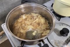 鍋に入れた生姜を煮込みます。